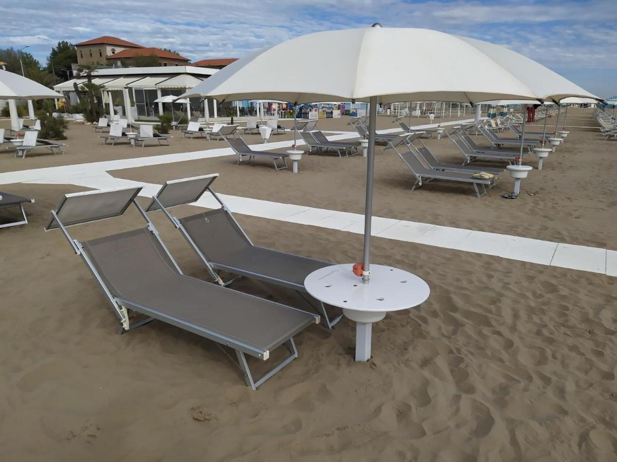 Hotel Naica Ріміні Екстер'єр фото
