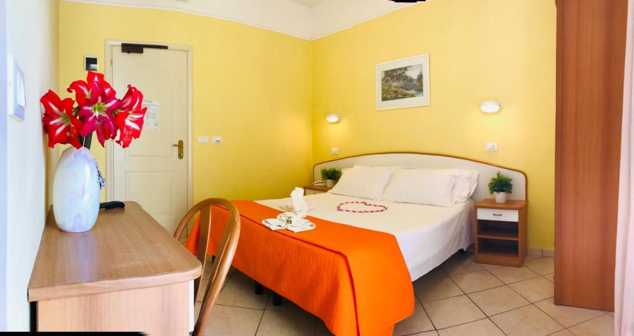 Hotel Naica Ріміні Екстер'єр фото