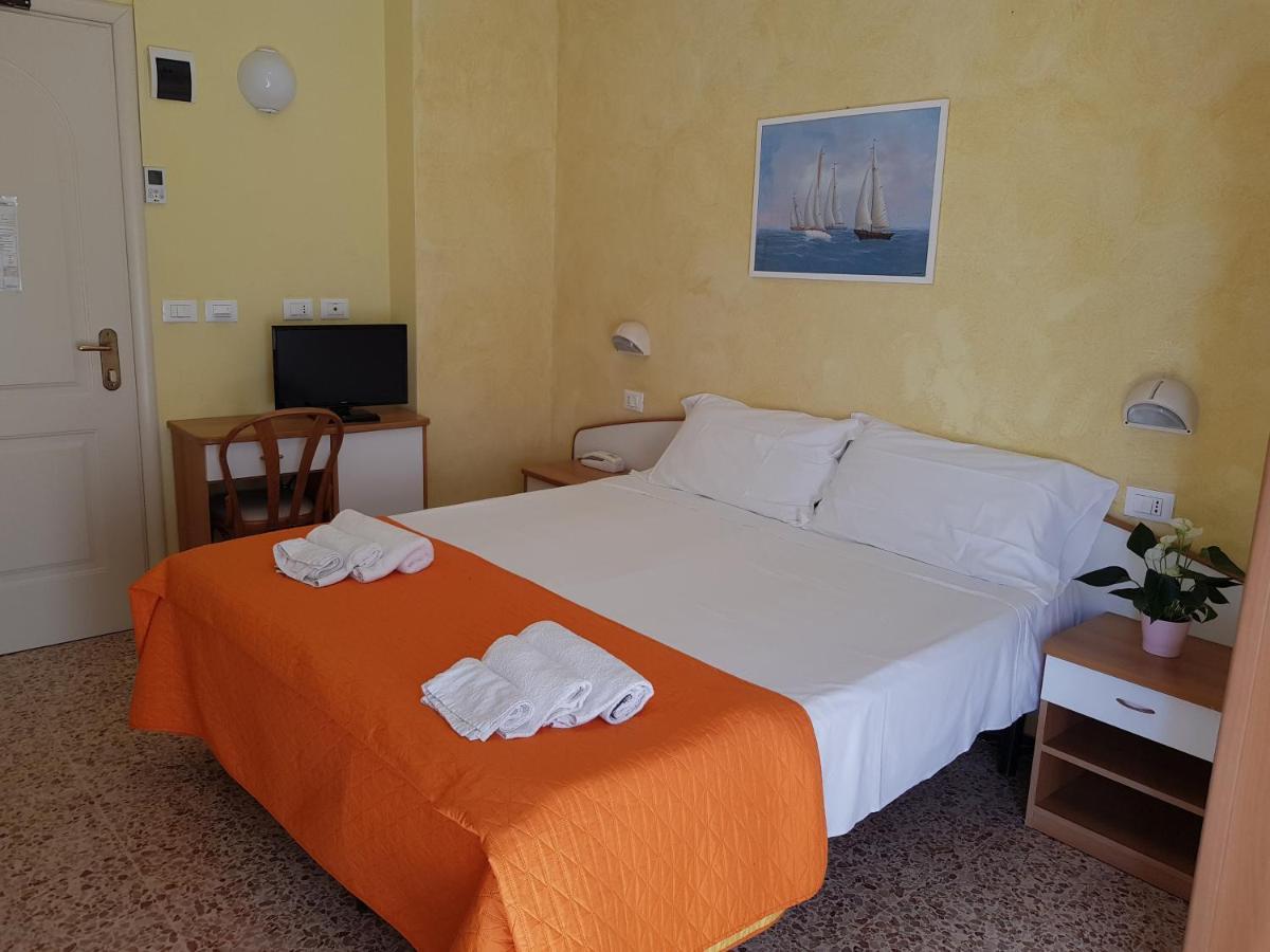 Hotel Naica Ріміні Екстер'єр фото